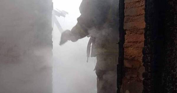 La Nación / Incendio consumió por completo una vivienda