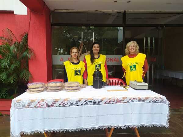 Feria de platos a beneficio del CENADE frente a la Plaza de Armas