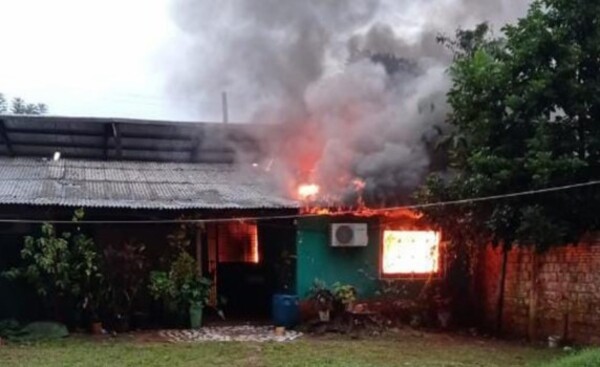 Habitación de una vivienda es consumida totalmente por incendio
