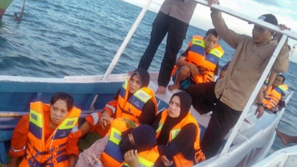 Veintiséis personas desaparecidas tras hundimiento de un ferry en Indonesia