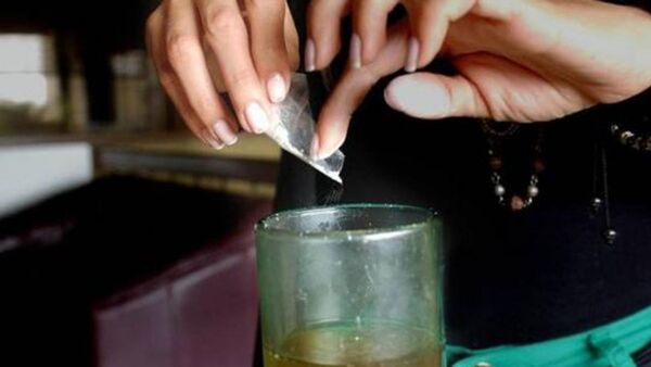 Invitaron a tres chicas a su casa: ellas les durmieron y robaron sus motos