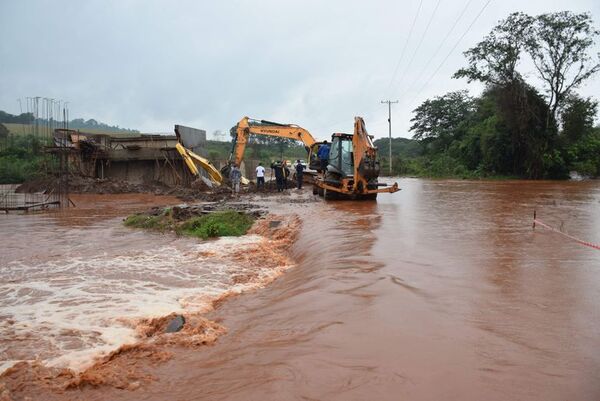 Transganado cae a un arroyo en zona de obras que tienen más de un año de atraso en Abaí - Nacionales - ABC Color