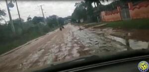 La calle Tsunesaburo Makigushi, principal acceso a la compañía Itapuamí, de Luque, se encuentra en calamitoso estado. •
