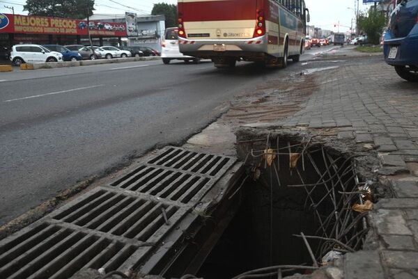 Piden arreglar el desastre que se dejó en la zona del fallido metrobús - Nacionales - ABC Color