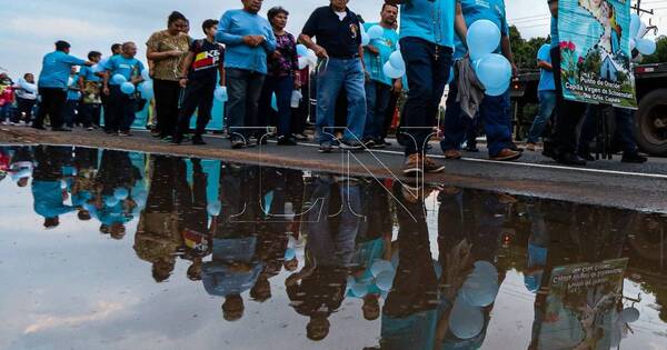 La Nación / Hombres consagrados al rezo del rosario peregrinaron en Ñemby por el fin de la corrupción