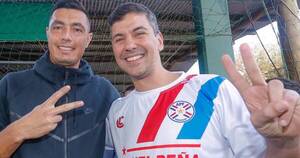 La Nación / Santi y Tacuara en un encuentro de fútbol en Caaguazú