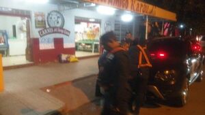 Criminales toman de rehén y golpean al equivocado y luego se disculpan