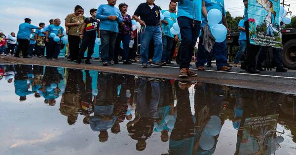La Nación / Hombres que rezan rosario peregrinaron por la justicia