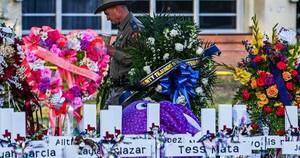 La Nación / Biden viajó a Uvalde para apoyar a los afectados por masacre escolar