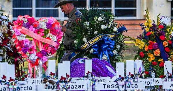La Nación / Biden viajó a Uvalde para apoyar a los afectados por masacre escolar