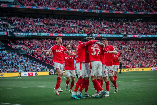 ¡Histórico! El Nottingham Forest de Braian Ojeda vuelve a la Premier League