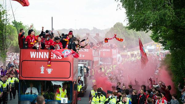 Miles de aficionados en las calles consuelan al Liverpool