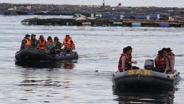 Reportan al menos 26 desaparecidos al naufragar un transbordador en Indonesia