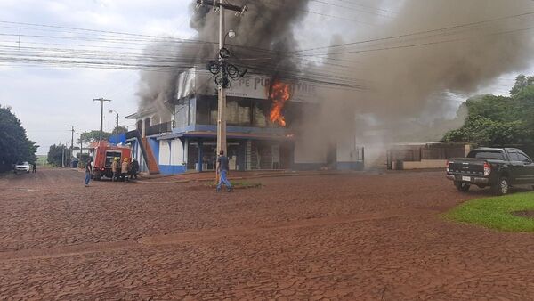 Local de plásticos se incendia en Santa Rita