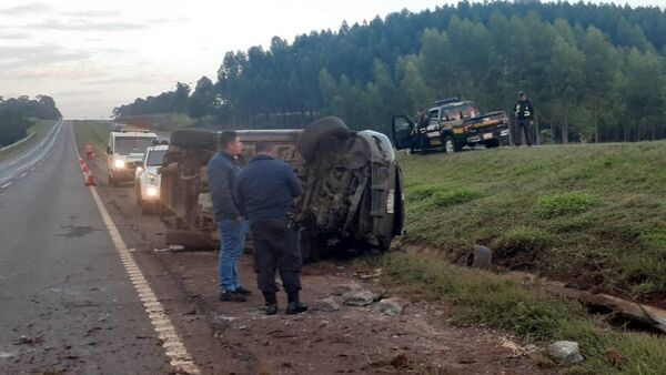 Camioneta vuelca por fallas mecánicas y conductor sale ileso