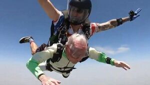Sueca de 103 años bate récord de la persona más anciana que salta en paracaídas