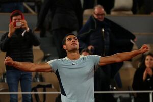 Alcaraz avanza a cuartos ante un impotente Khachanov y desafía a Zverev - Tenis - ABC Color
