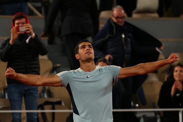 Alcaraz avanza a cuartos ante un impotente Khachanov y desafía a Zverev - Tenis - ABC Color