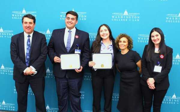 Estudiantes de la UNE reciben premio en competencia internacional - La Clave