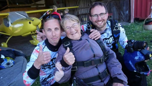 Mujer de 103 años bate récord de la persona más anciana que salta en paracaídas - Noticiero Paraguay