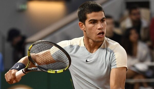 Carlos Alcaraz barre a Khachanov y se planta en cuartos de final de Roland Garros