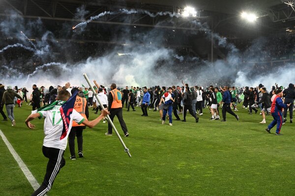 Versus / El Saint Etienne desciende en Francia y su público protagoniza vergonzosa invasión - PARAGUAYPE.COM