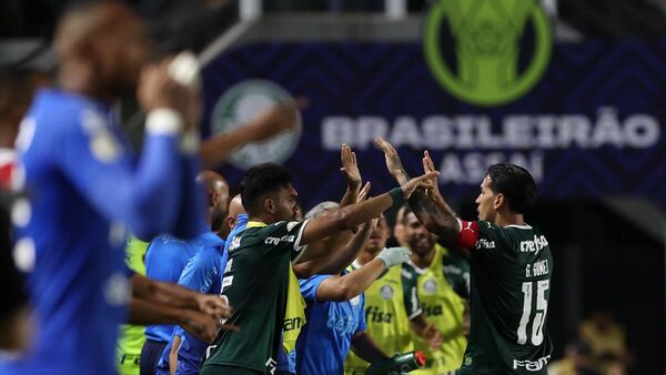 Gustavo Gómez pone a Palmeiras líder y destrona a Corinthians