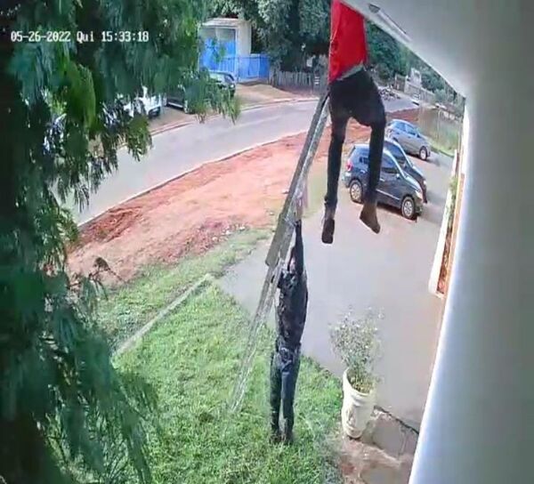 Policía Militar salva a un trabajador de caerse del techo de una vivienda - Radio Imperio