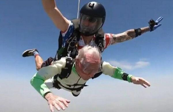Sueca de 103 años bate récord de la persona más anciana que salta en paracaídas