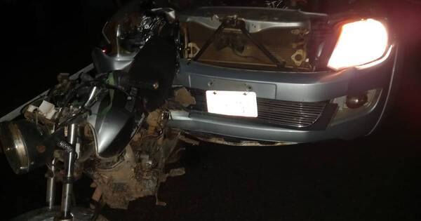 La Nación / Fallecen un hombre y su pareja tras colisión de camioneta con motocicleta