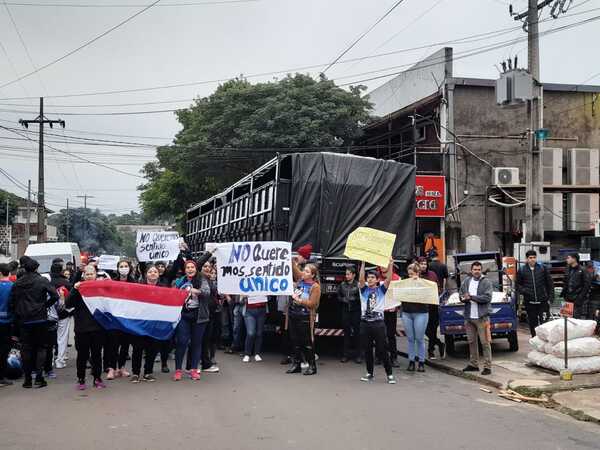Vecinos y comerciantes protestan por el sentido único de la calle Piche Domínguez