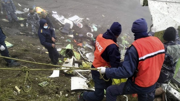 Recuperan 16 cadáveres entre los restos del avión que se estrelló ayer en Nepal - .::Agencia IP::.
