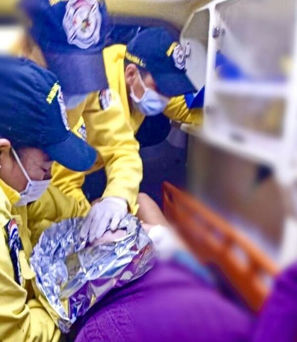 Bomberas voluntarias ayudaron a dar a luz a un niño en medio de ambulancia