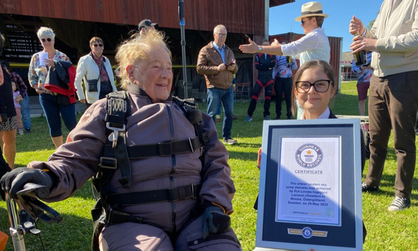 Sueca de 103 años bate récord de la persona más anciana que salta en paracaídas - OviedoPress