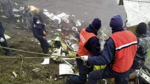 Recuperan 16 cadáveres entre los restos del avión que se estrelló ayer en Nepal