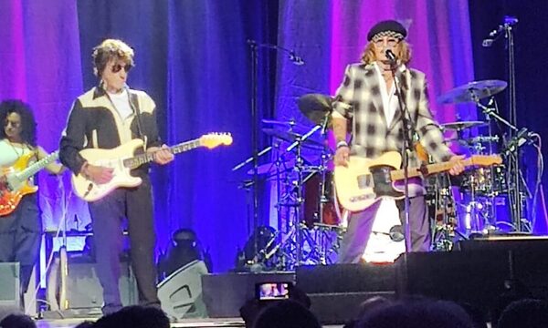 Johnny Depp reaparece tocando en un concierto, tras finalizar el juicio contra Amber Heard