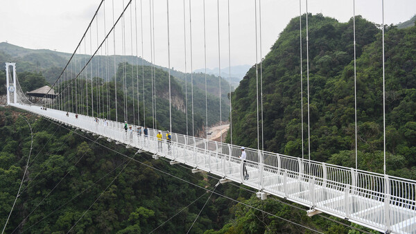 Diario HOY | VIDEO: Inauguran en Vietnam el puente de cristal más largo del mundo