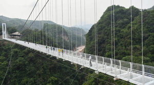 Inauguran en Vietnam el puente de cristal más largo del mundo