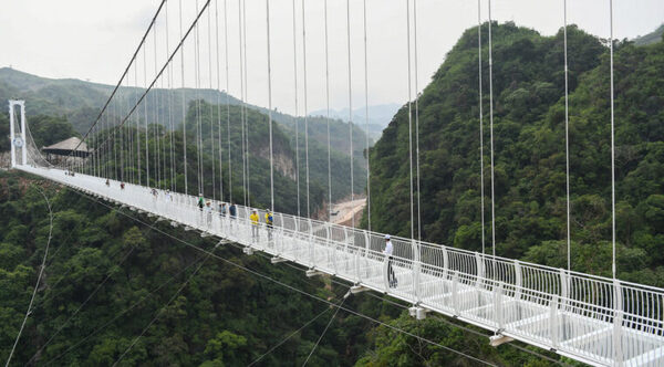 Inauguran en Vietnam el puente de cristal más largo del mundo