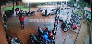 Llueven quejas por automovilistas inconscientes que obstaculizan entrada del Hospital Regional de PJC