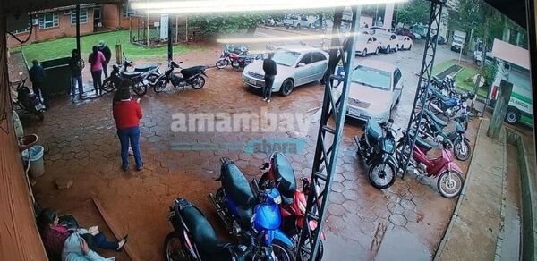 Llueven quejas por automovilistas inconscientes que obstaculizan entrada del Hospital Regional de PJC