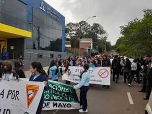 Estudiantes marchan contra el abuso infantil y el tabaco en Encarnación