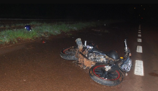 Encontró a un hombre tirado en el pavimento, quiso ayudarle y fue asaltado