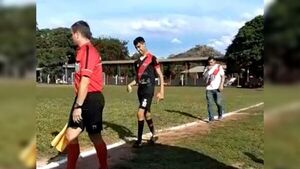 Jugador con discapacidad debutó en la cancha y emocionó al rollo