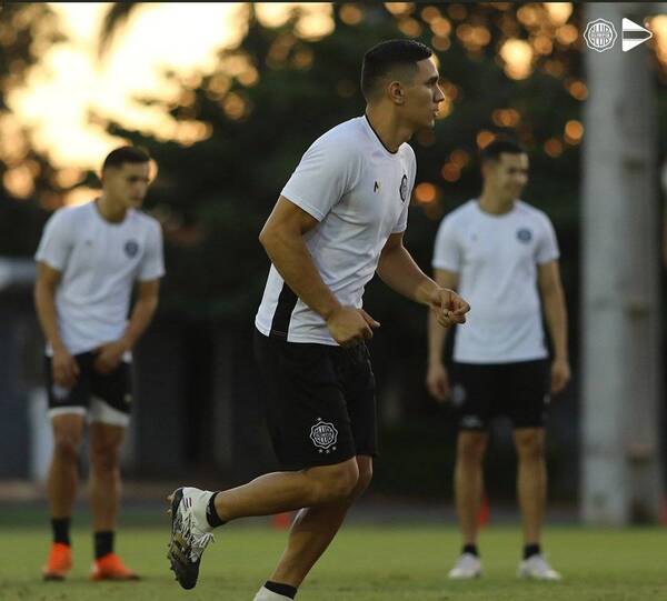 Crónica / El primer refuerzo de Olimpia ya está en el país