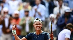 Rune da el batacazo y elimina de Roland Garros a Tsitsipas, vigente subcampeón