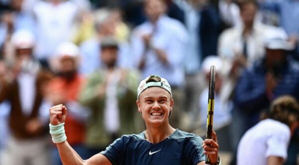Rune da el batacazo y elimina de Roland Garros a Tsitsipas, vigente subcampeón
