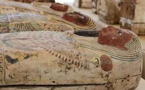Descubrieron estatuas de bronce y ataúdes con momias de hace 2500 años en Egipto