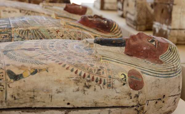 Descubrieron estatuas de bronce y ataúdes con momias de hace 2500 años en Egipto