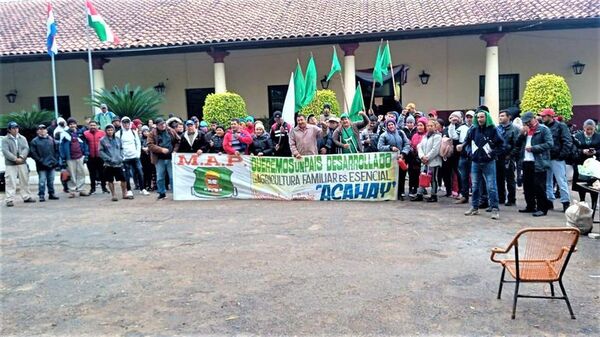 Campesinos ponen en aprieto a gobernador de Paraguarí al exigir asistencia para cultivar en sus fincas - Política - ABC Color